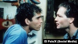 Vladimir Cruz (izquierda) y Jorge Perugorría (derecha) en el filme Fresa y Chocolate, dirigido en 1993 por Tomás Gutiérrez Alea y Juan Carlos Tabío. (El País/plataforma X).